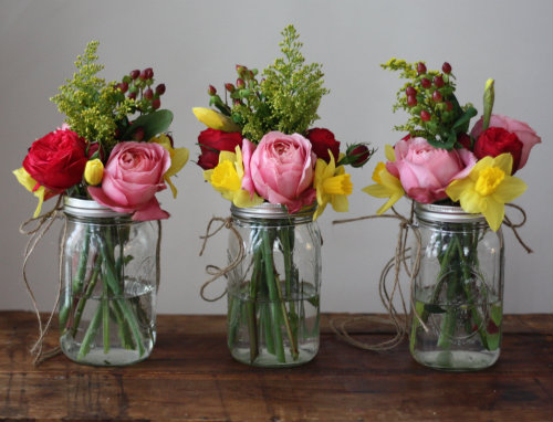 DIY Hanging Mason Jar Flower Vases With Frog Lids
