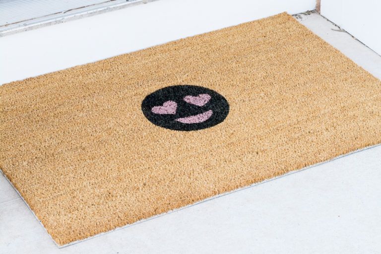 DIY Heart Eye Emoji Doormat